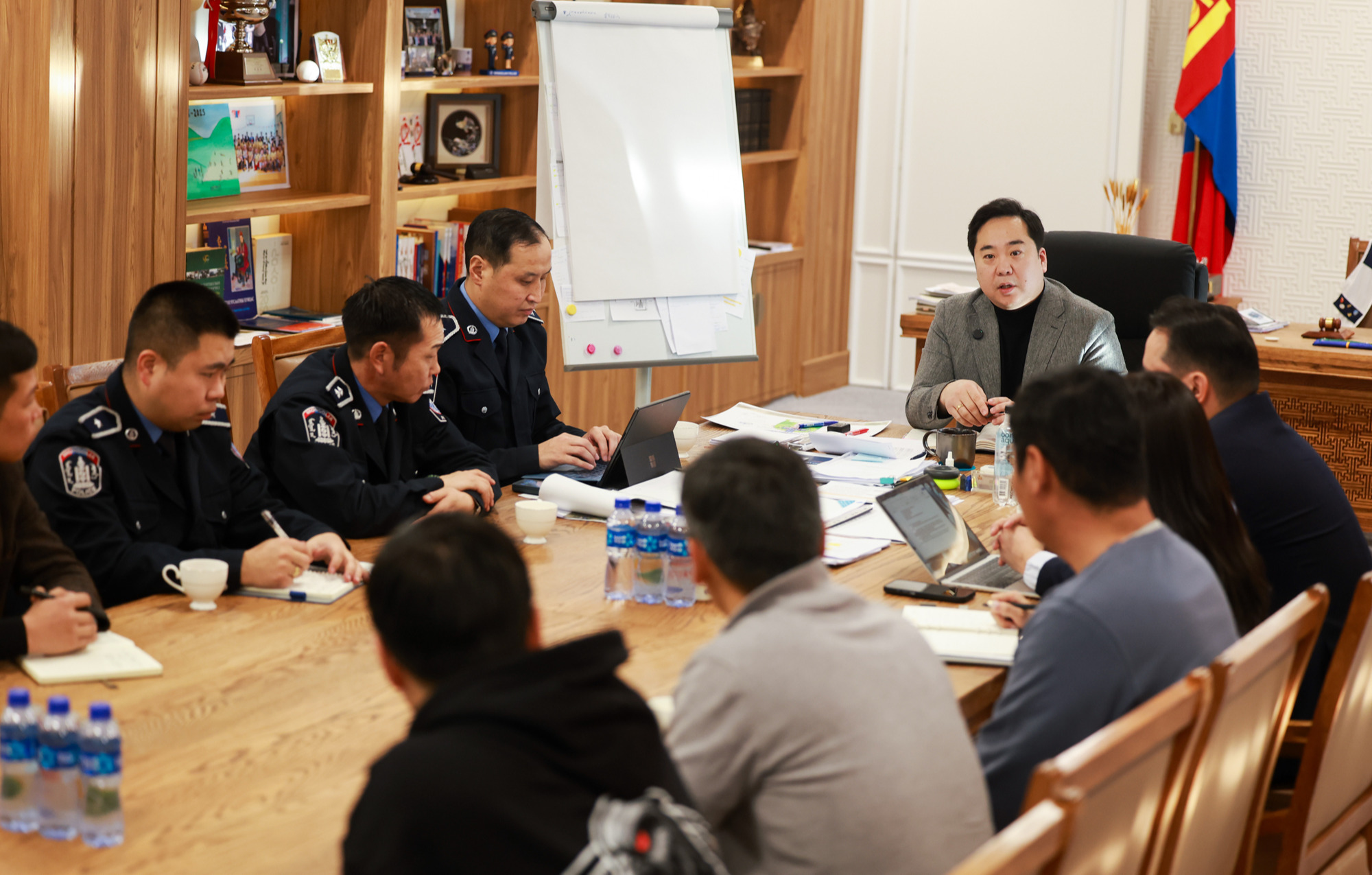 А.БАЯР: ШУТИС-ИЙН  БАГШ НАРЫН БҮТЭЭСЭН БҮХ ТӨРЛИЙН “АВТОМАТ ХААЛТ ОНГОЙЛГОДОГ ЧИП”-ИЙГ НИЙСЛЭЛЭЭС ДЭМЖИЖ 9 ДҮҮРЭГТ СУУРИЛУУЛНА